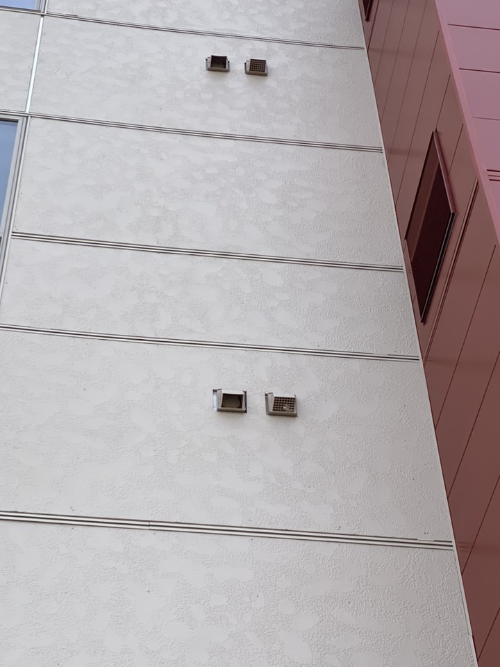 Close up of James Hardie panels "Barley Beige" on an apartment building in Shakopee, MN.